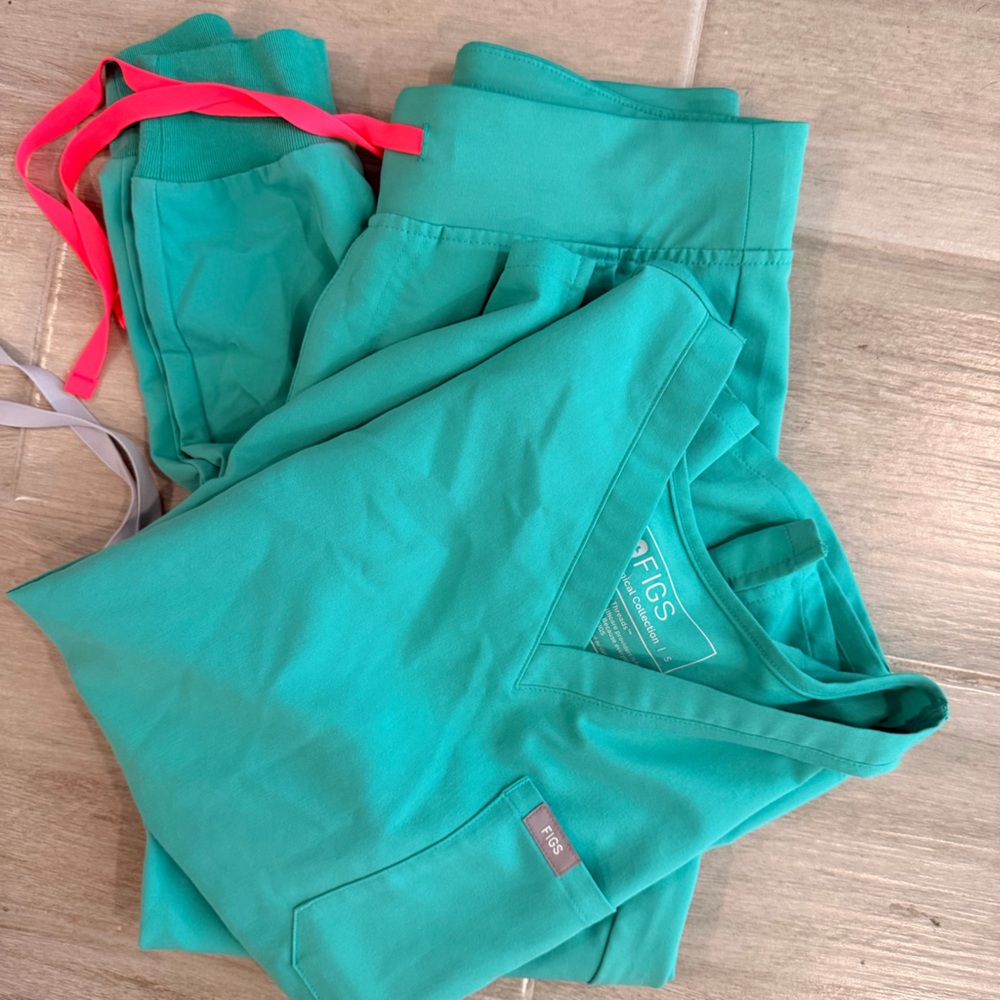 FIGS Scrub Set - Small (Surgical Green | HW Zamora Joggers + Catarina Top)